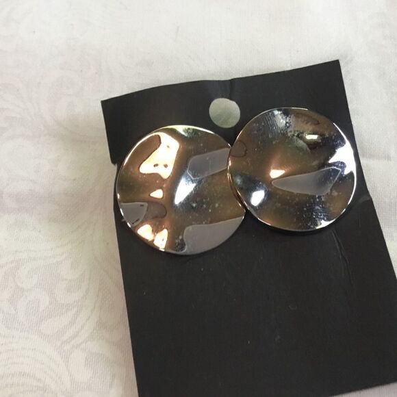 Silvertone Hammered Disc Pierced Earrings - Picture 1 of 5